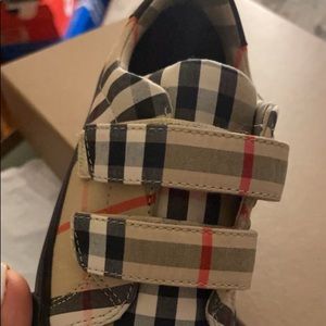 HI I’M SELLING SOME BURBERRY BOYS SHOES SIZE 10 MEANING ITS A SIZE 29